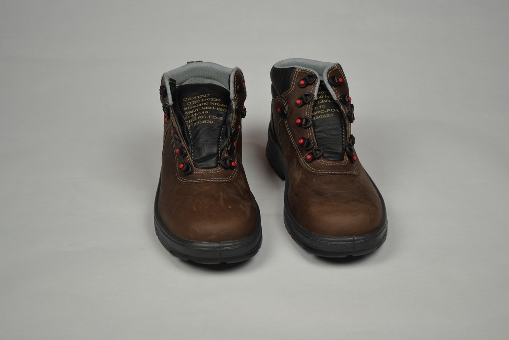 Botina Conforto Couro Graxo de Amarrar Marrom